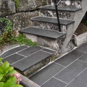 smartstone natursteinsflis grå granitt trapp